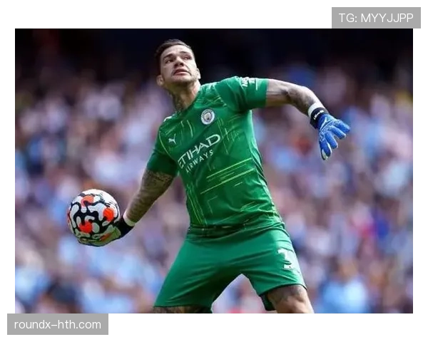 埃德森反应速度惊人,成功保住球队门线,表现备受关注 埃德森反应速度惊人,成功保住球队门线,表现备受关注